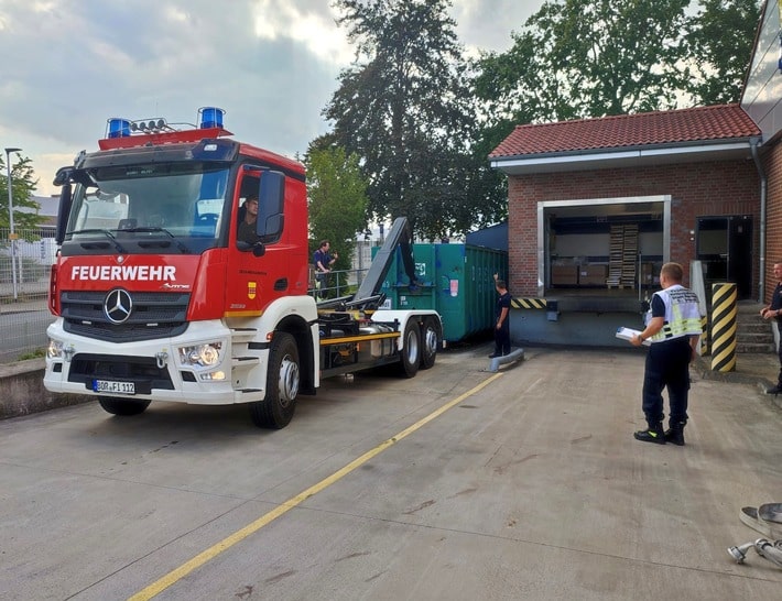 FW Bocholt: Entstehungsbrand an Papierpresse eines Supermarktes