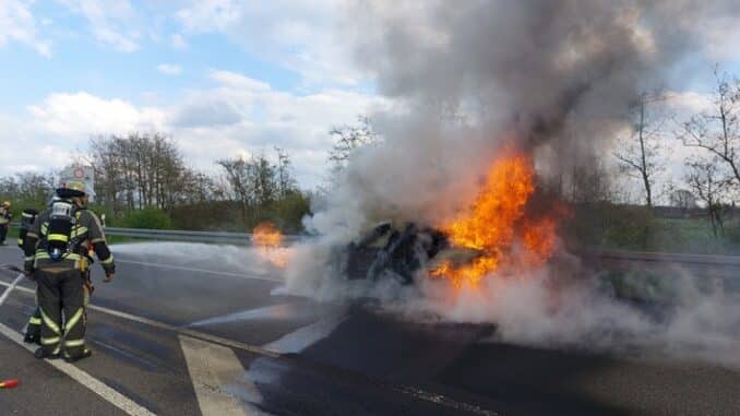 FW Bocholt: Fahrzeugbrand