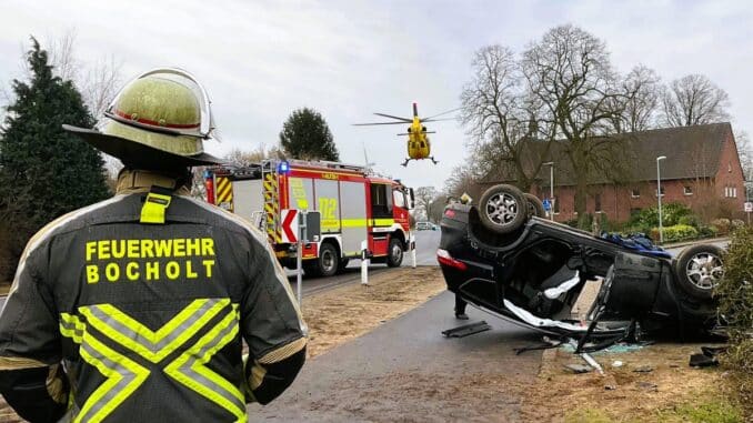 FW Bocholt: Feuerwehr Bocholt befreit Fahrer nach Verkehrsunfall auf der Werther Straße