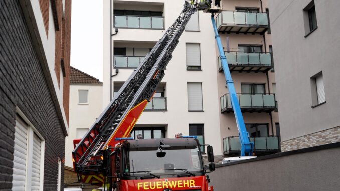 FW Bocholt: Feuerwehr Bocholt rettet zwei Personen aus defektem Hubsteiger