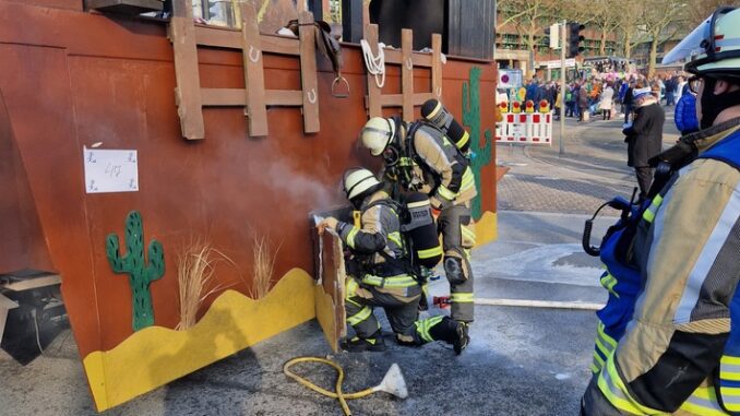 FW Bocholt: Feuerwehr löscht Entstehungsbrand an Karnevalswagen