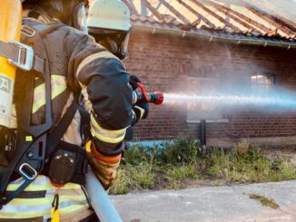 FW Bocholt: Leerstehender Bauernhof in Lowick stand in Vollbrand