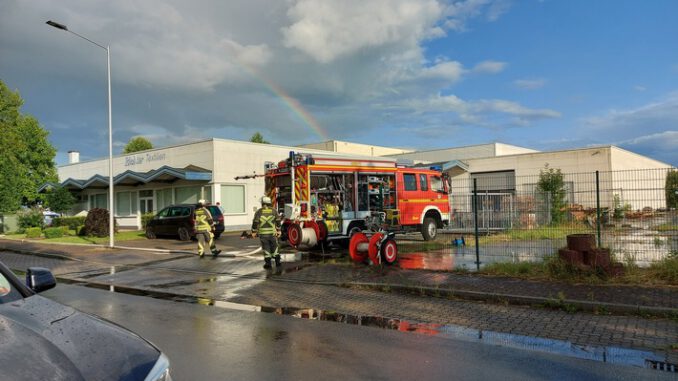 FW Bocholt: Maschinenbrand in textilverarbeitendem Betrieb