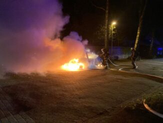 FW Bocholt: PKW in Vollbrand