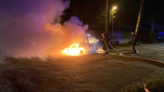 FW Bocholt: PKW in Vollbrand