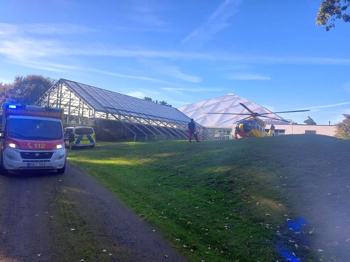 FW Bocholt: Rettungshubschrauber landet auf der Wiese vom Bahia Schwimmbad