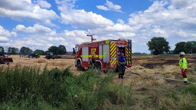 FW Bocholt: Strohballenpresse fängt Feuer
