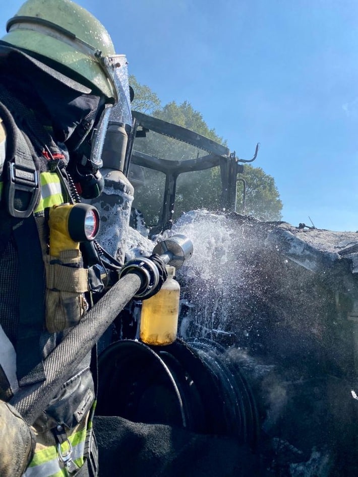 FW Bocholt: Traktor in Vollbrand