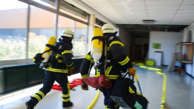 FW Böblingen: ALARMÜBUNG HAUPTAMTLICHE KRÄFTE IN SCHULZENTRUM