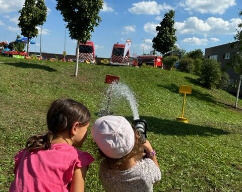 FW Böblingen: Gemeinsame Aktion von EDEKA und Jugendfeuerwehr Böblingen auf dem Parkplatz der EDEKA Filiale in Dagersheim ein voller Erfolg.