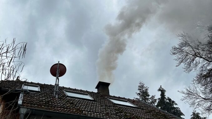 FW Borgentreich: Längere Einsatzdauer bei einem Kaminbrand in Borgentreich.