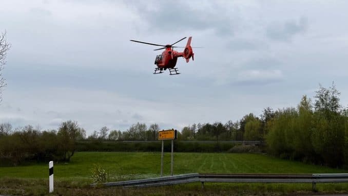 FW Borgentreich: Verkehrsunfall K21 / K16 (Spielberg) in Lütgeneder. Eine Person wurde mit einem Rettungshubschrauber in eine Klinik geflogen.