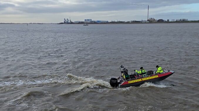 FW Bremerhaven: Alarmübung auf der Weser vor Bremerhaven