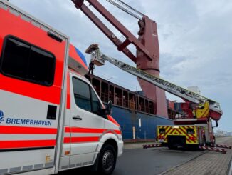 FW Bremerhaven: Arbeitsunfall auf Handelsschiff - Höhenretter und Rettungsdienst der Feuerwehr Bremerhaven im Einsatz