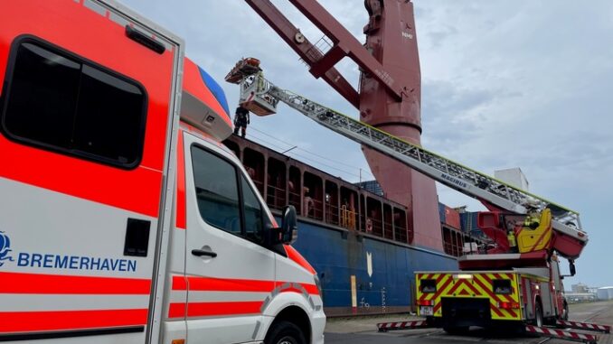 FW Bremerhaven: Arbeitsunfall auf Handelsschiff - Höhenretter und Rettungsdienst der Feuerwehr Bremerhaven im Einsatz