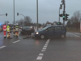 FW Bremerhaven: Bei einem schweren Verkehrsunfall in der Weserstraße sind am Mittwochmorgen vier Personen verletzt worden.