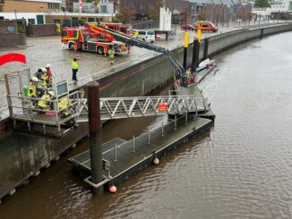 FW Bremerhaven: Bootsanleger in der Geeste auseinandergebrochen