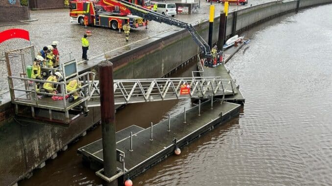 FW Bremerhaven: Bootsanleger in der Geeste auseinandergebrochen