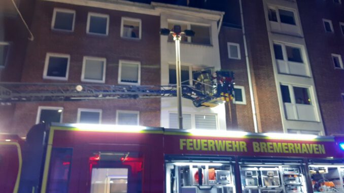 FW Bremerhaven: Brand in einem Mehrfamilienhaus in Geestemünde