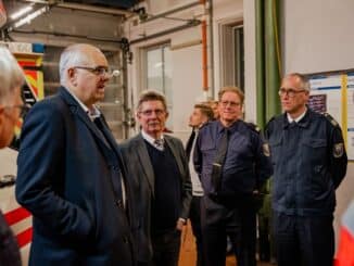 FW Bremerhaven: Bremer Bürgermeister Bovenschulte zu Besuch bei der Feuerwehr Bremerhaven