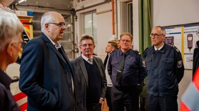 FW Bremerhaven: Bremer Bürgermeister Bovenschulte zu Besuch bei der Feuerwehr Bremerhaven
