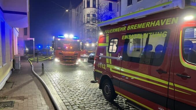 FW Bremerhaven: Brennender Kinderwagen in Treppenraum von Mehrfamilienhaus gelöscht