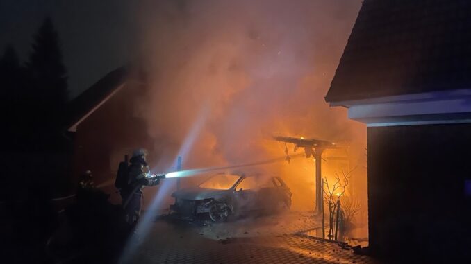 FW Bremerhaven: Brennender PKW unter Carport