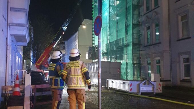 FW Bremerhaven: Dachstuhlbrand im Stadtteil Lehe beschäftigt die Feuerwehr am Sonntagmorgen