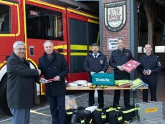 FW Bremerhaven: Die ÖVB Versicherungen übergeben Sachspenden in Höhe von 13.000 EUR an die Feuerwehr Bremerhaven