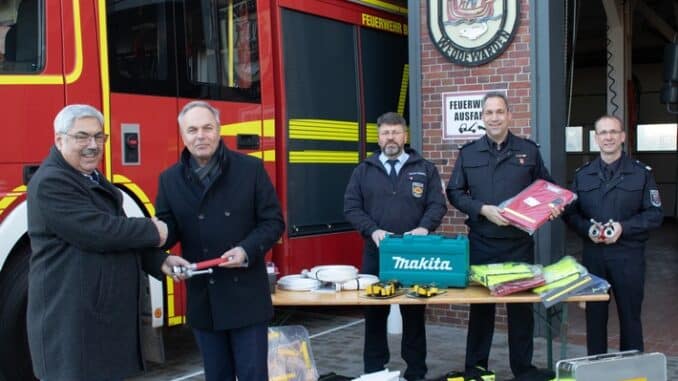 FW Bremerhaven: Die ÖVB Versicherungen übergeben Sachspenden in Höhe von 13.000 EUR an die Feuerwehr Bremerhaven