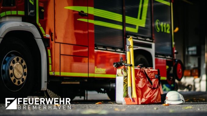 FW Bremerhaven: Drei Löschfahrzeuge der Feuerwehr Bremerhaven bekämpfen Feuer in Bremerhaven Wulsdorf - Gartenlaube in Vollbrand