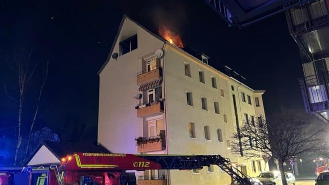 FW Bremerhaven: Erneuter Brand in der Straße An der Pauluskirche- Feuerwehr Bremerhaven bekämpft Feuer im Dachgeschoss