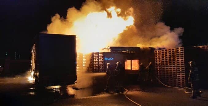FW Bremerhaven: Feuer im Fischereihafen