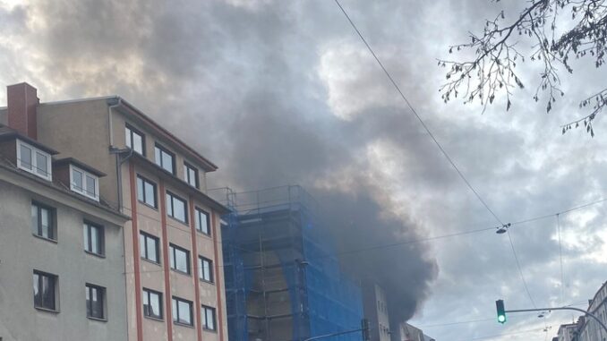FW Bremerhaven: Feuer in der Georgstraße konnte am Sonntag Vormittag schnell unter Kontrolle gebracht werden