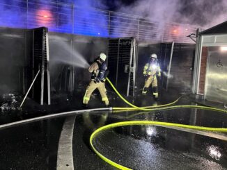 FW Bremerhaven: Feuer unterhalb einer Tribüne