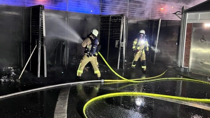 FW Bremerhaven: Feuer unterhalb einer Tribüne