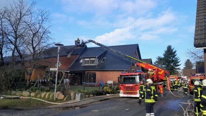 FW Bremerhaven: Feuerwehr Bremerhaven unterstützt bei Dachstuhlbrand in Flögeln