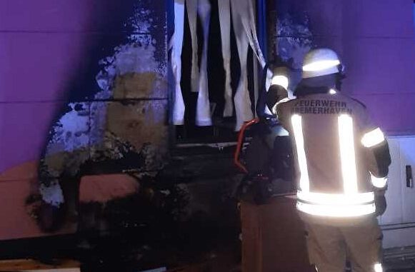 FW Bremerhaven: Feuerwehr konnte ein Übergreifen verhindern
