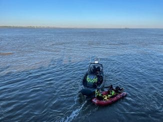 FW Bremerhaven: Feuerwehr rettet Person aus der Weser