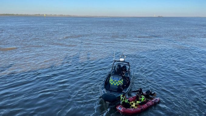 FW Bremerhaven: Feuerwehr rettet Person aus der Weser