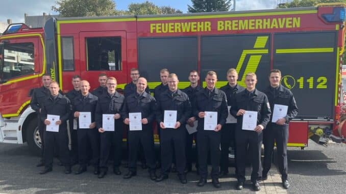FW Bremerhaven: Feuerwehrakademie Bremerhaven bildet aus - erfolgreiche Prüfung zum Truppführer für 15 angehende Berufsfeuerwehrmänner