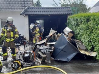 FW Bremerhaven: Garagenbrand in Bremerhaven - Lehe