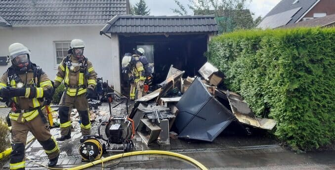 FW Bremerhaven: Garagenbrand in Bremerhaven - Lehe