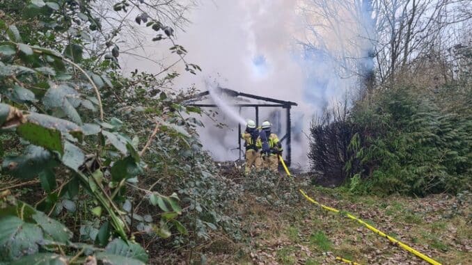 FW Bremerhaven: Gartenlaubenbrand im Ortsteil Eckernfeld