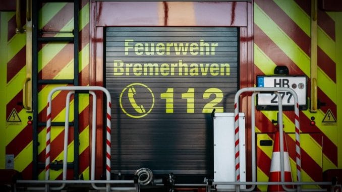 FW Bremerhaven: Gebäudebrand in Bremerhaven - Feuerwehr Bremerhaven im Einsatz