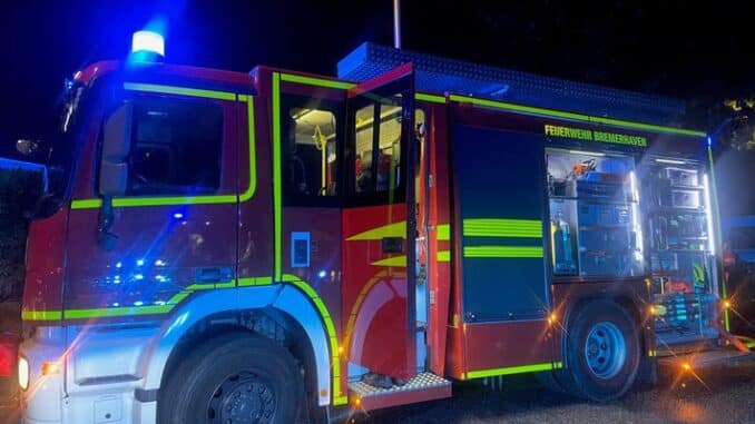 FW Bremerhaven: Gebäudebrand in Bremerhaven - vier Wohnhäuser unbewohnbar