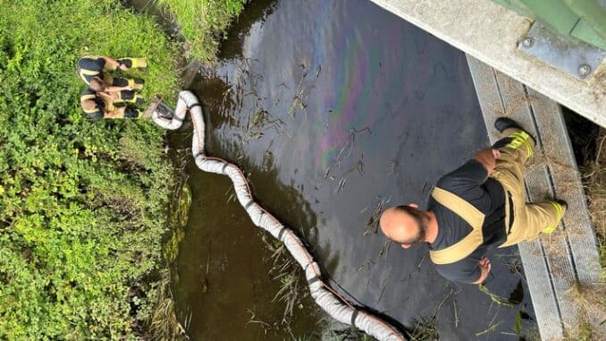 FW Bremerhaven: Gewässerverunreinigung auf dem Fluss Rohr