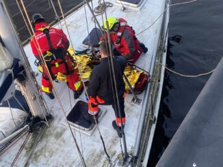 FW Bremerhaven: Höhenretter der Feuerwehr Bremerhaven unterstützen bei der Personenrettung von einem Sportboot