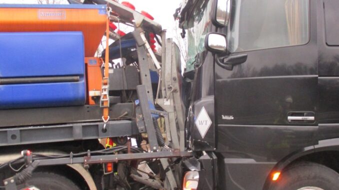 FW Bremerhaven: LKW kollidiert mit Absicherungsfahrzeug auf der BAB 27