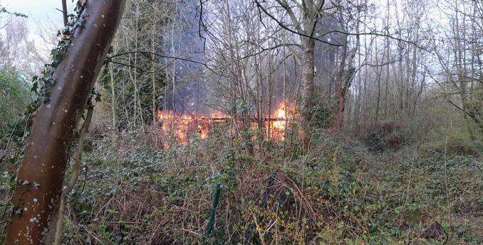 FW Bremerhaven: Lehe-Eckernfeld: Feuerwehr Bremerhaven bekämpft Gartenlaubenbrand